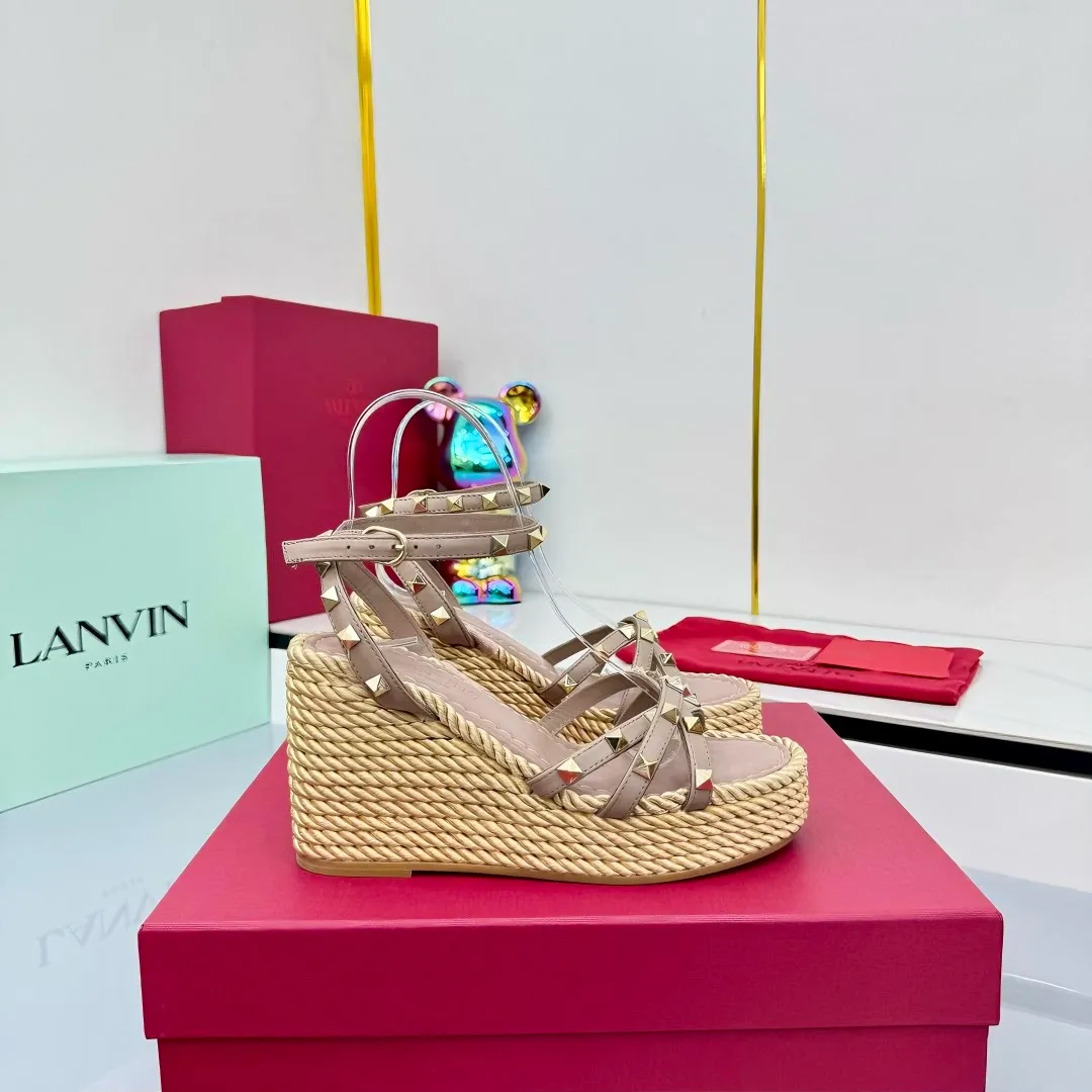 👟👟Ex-factory price 580👟👟 Valentino's new high-version riveted hemp rope woven wedge sandals. Simple and super versatile. Perfect and luxurious on the feet, they can be matched with any spring and summer clothes. The feet feel even more comfortable! The material is a perfect replica of the original version. The original buckle is disassembled and molded. Cowhide surface. Cowhide lining. Electroplated rivet buckle. Original non-slip rubber outsole. Three colors available! The gold heel is about 10cm high. The forefoot platform is about 4cm. It comes with original packaging from the counter! SIZE: 35--40 (41 can be customized)